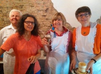 Sanierung der evangelischen Kirche in Ensheim Frauen verkaufen Kaffee u.a., um den Erlös für die Sanierung einer Kirche zu verwenden